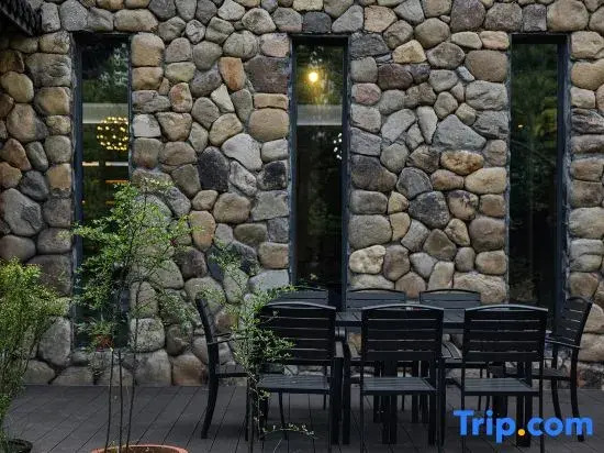 Anji Double Fish Hall Hot Spring Resort B&B (Longwangshan Canyon Drift Shop)