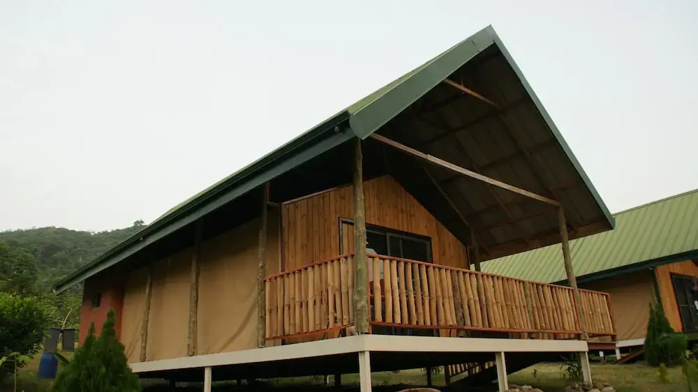 Lodge Hummingbird - Lake Bosomtwe