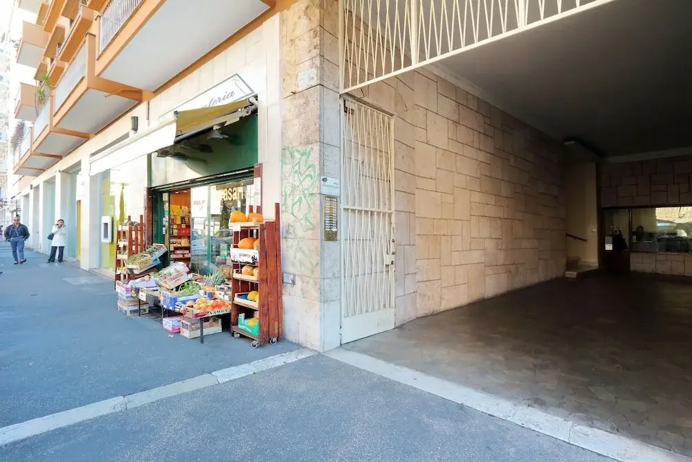 Salaria Apartment