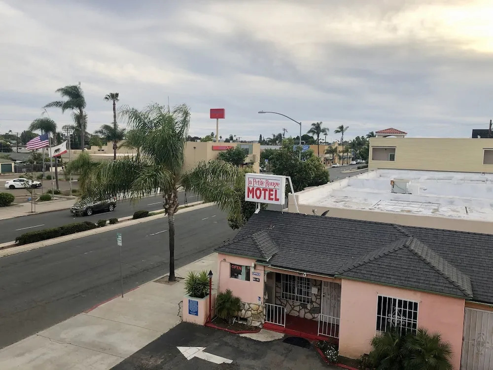 La PETITE ROUGE MOTEL