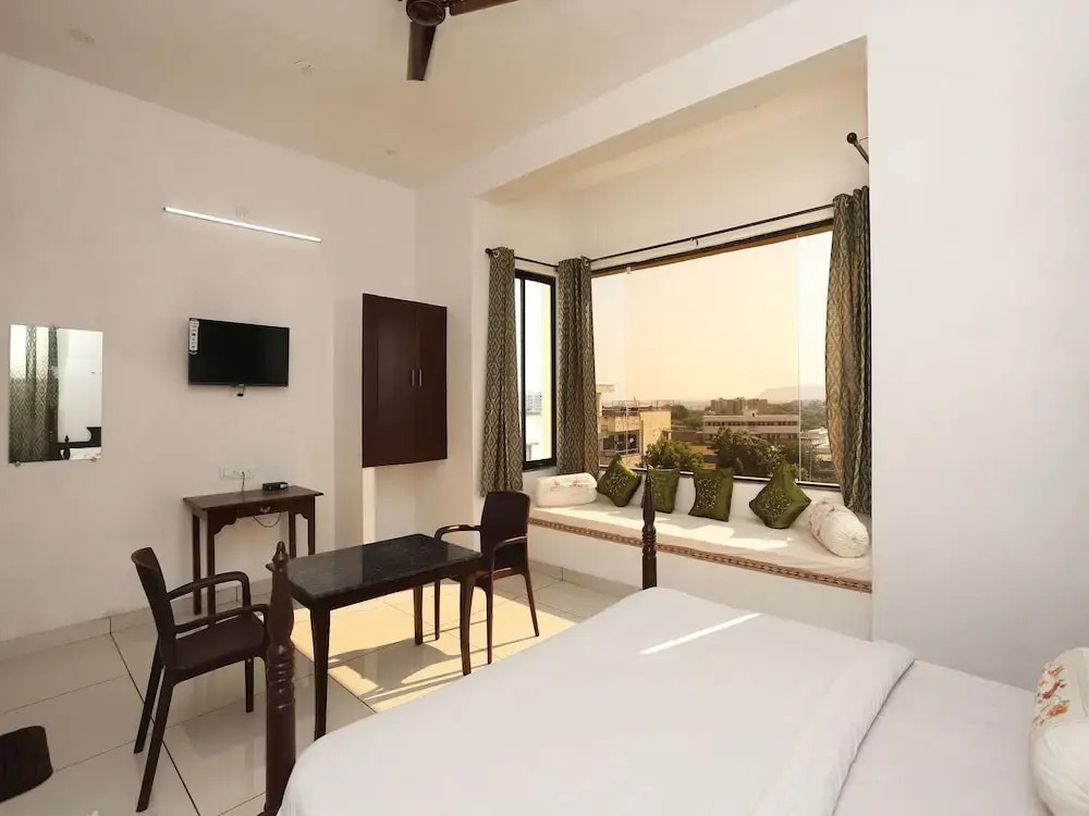 OYO 9723 Home Farm Stay Connaught Palace