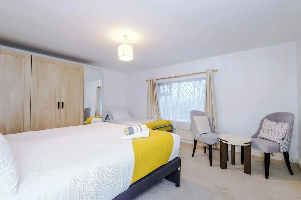 Large Modern 5-Bed House