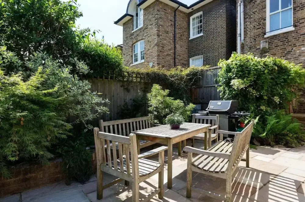 Charming 4 Bed House in London