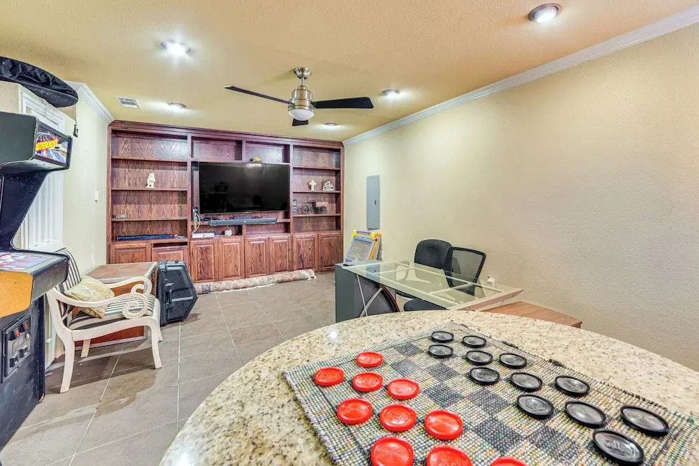 Dallas Area Home w/ Hot Tub, Families Welcome!