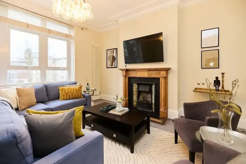 The Peckham Hideaway - Bright 3bdr Flat