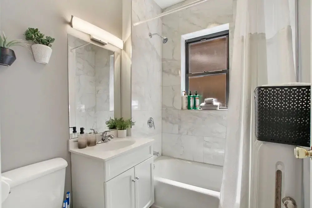 Private 1BR Apt near Shops in Lakeview
