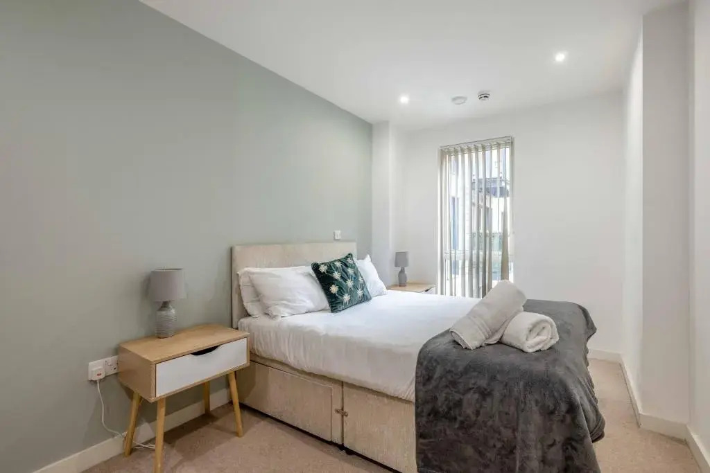 2 Bed at Slough Station & Parking - London in 20 Mins