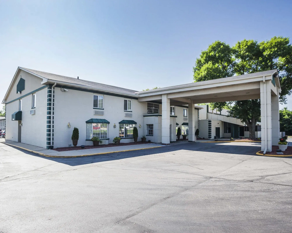Quality Inn & Suites Des Moines - Merle Hay Road