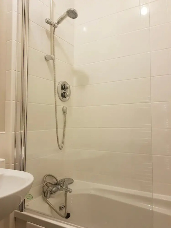 2 Bedroom Apartment Near the 3 Arena