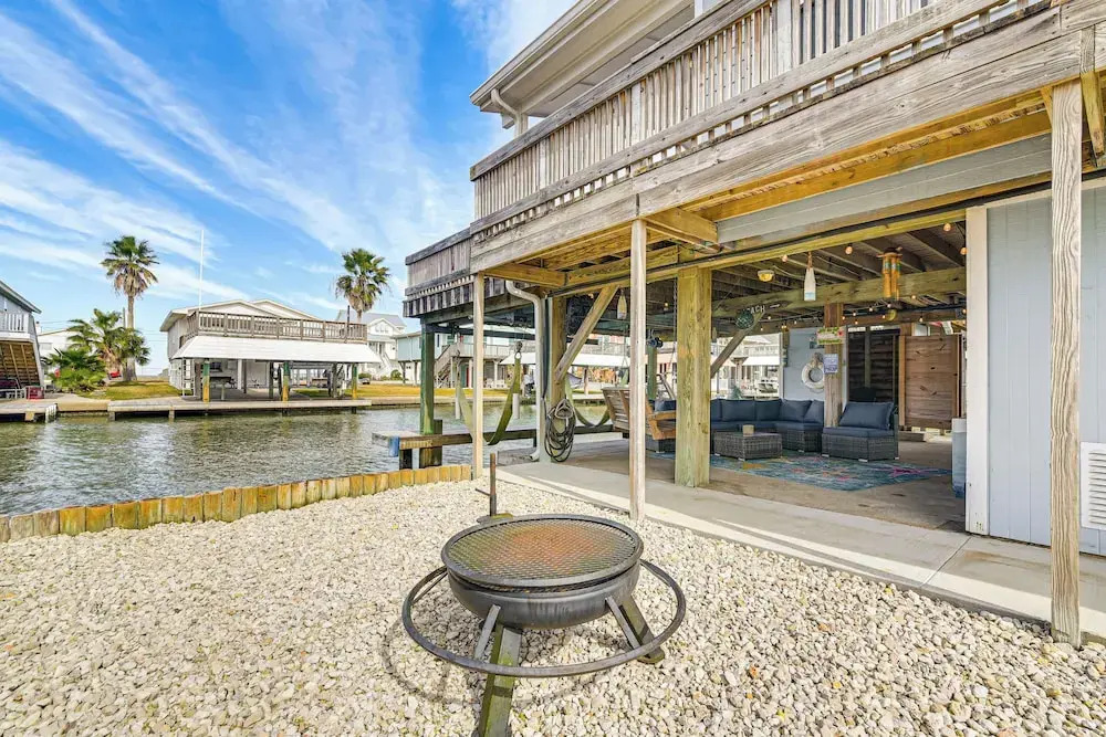 Fish, Crab, Unwind! Canal-front Gem in Galveston