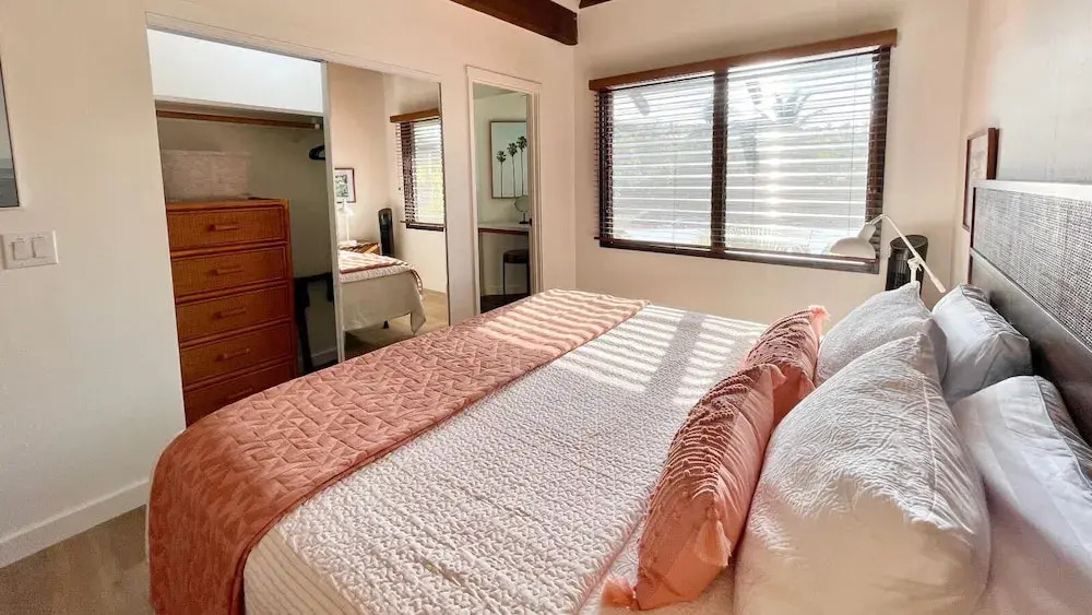Sophisticated Oceanfront Retreat - Air-conditioned - Walk to Beach - Vrkcv