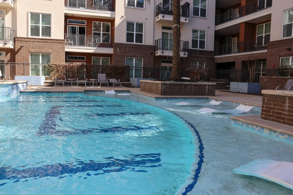 Deep Cleaned Modern 2BR Apt Downtown Location