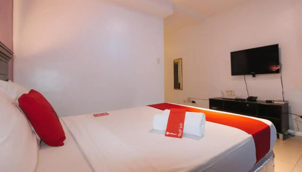 RedDoorz Plus @ Buendia Ave Makati