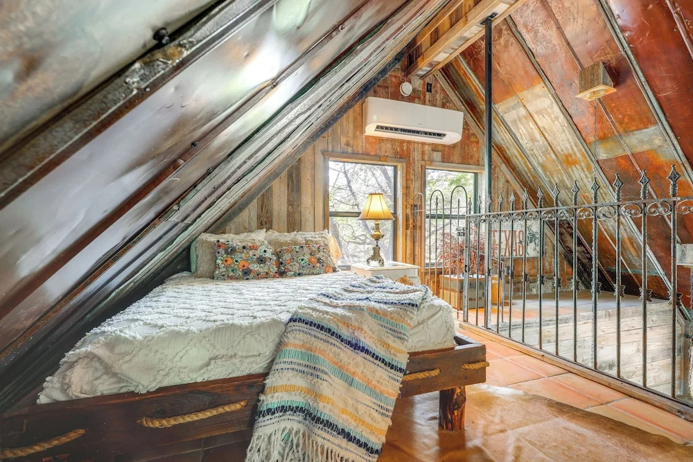 'horse Thief Inn' Cabin Retreat w/ Deck & Hot Tub!