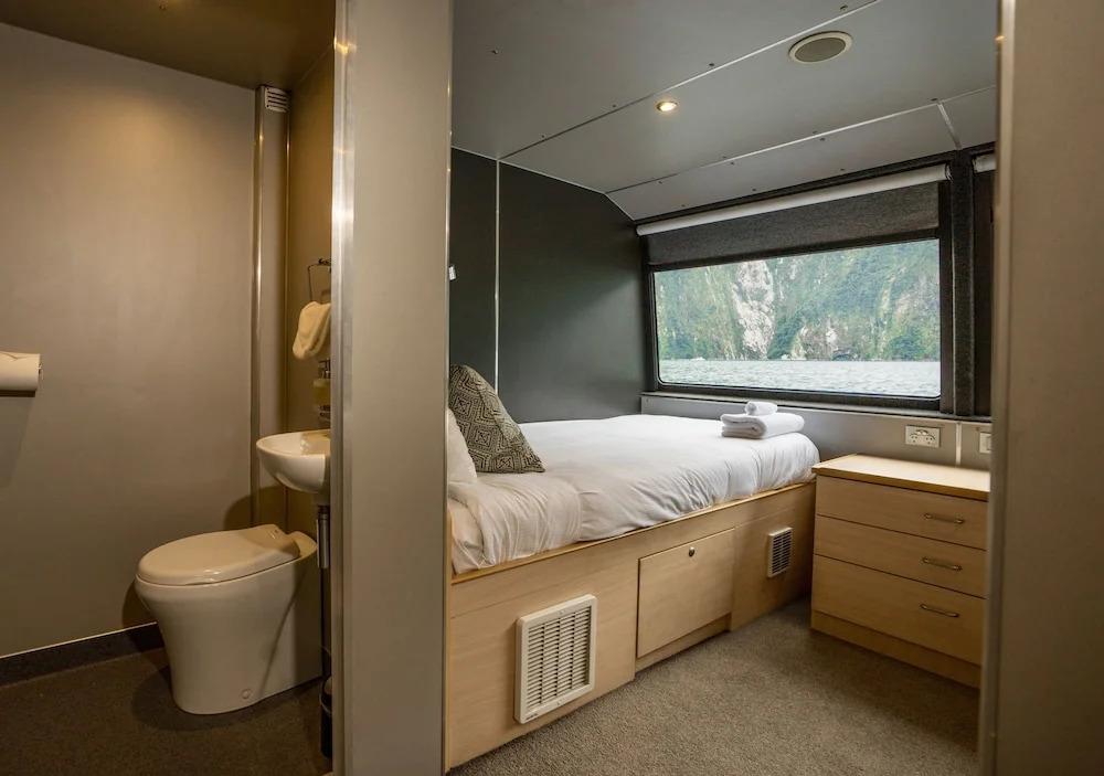 Milford Sound Overnight Cruise - Fiordland Discovery