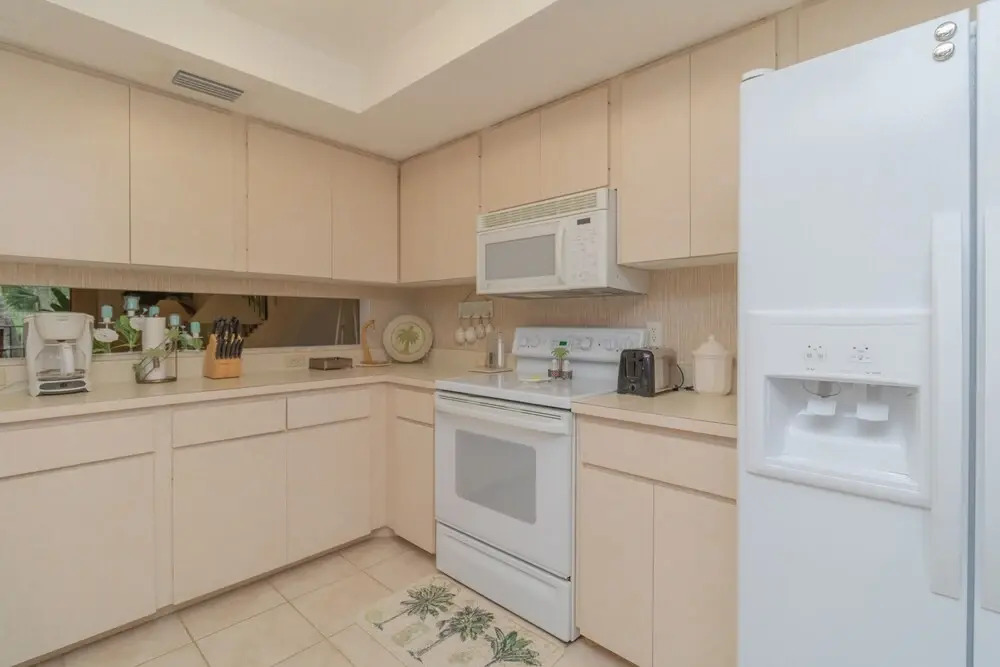 2 Bedroom With Community Pool Close To The Beaches 2 Condo by Redawning