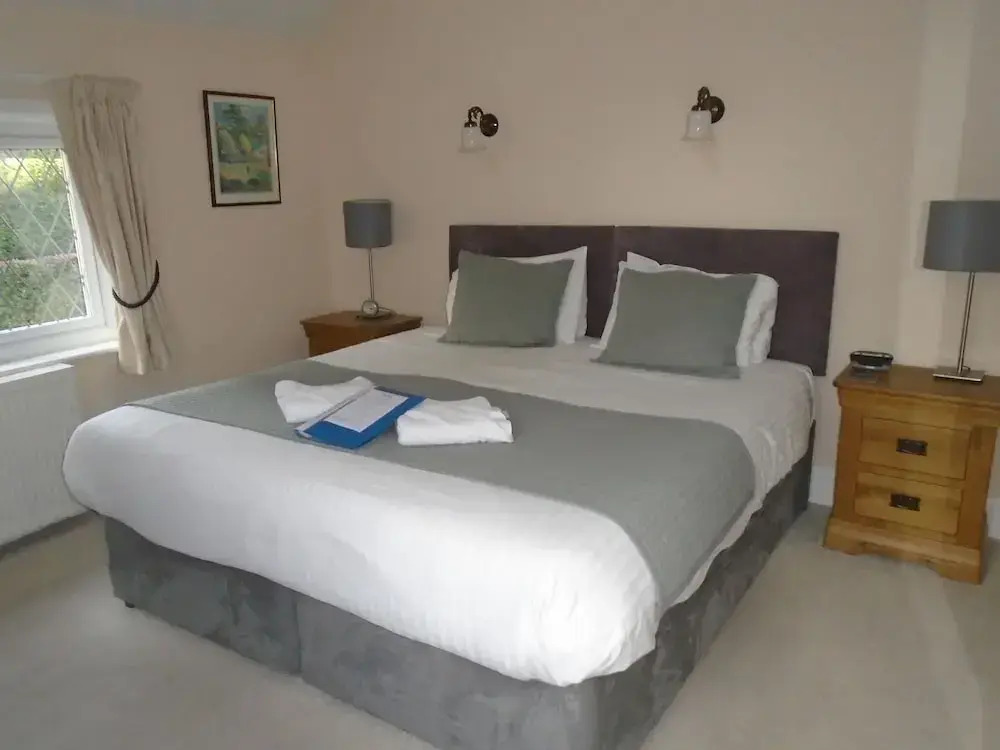 Trumbles Gatwick B&B, Peaceful Stay with Parking & Easy Airport Access