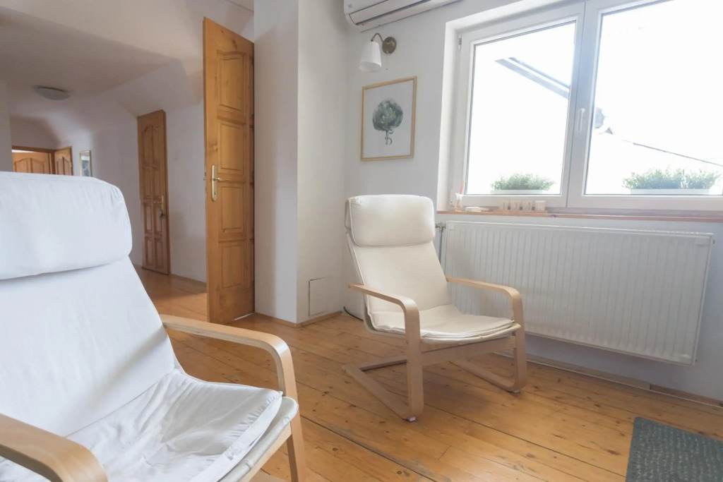 Hi-Bp Garden city Batsanyi Apartment 3 Rooms, Apartment upstairs close the city train