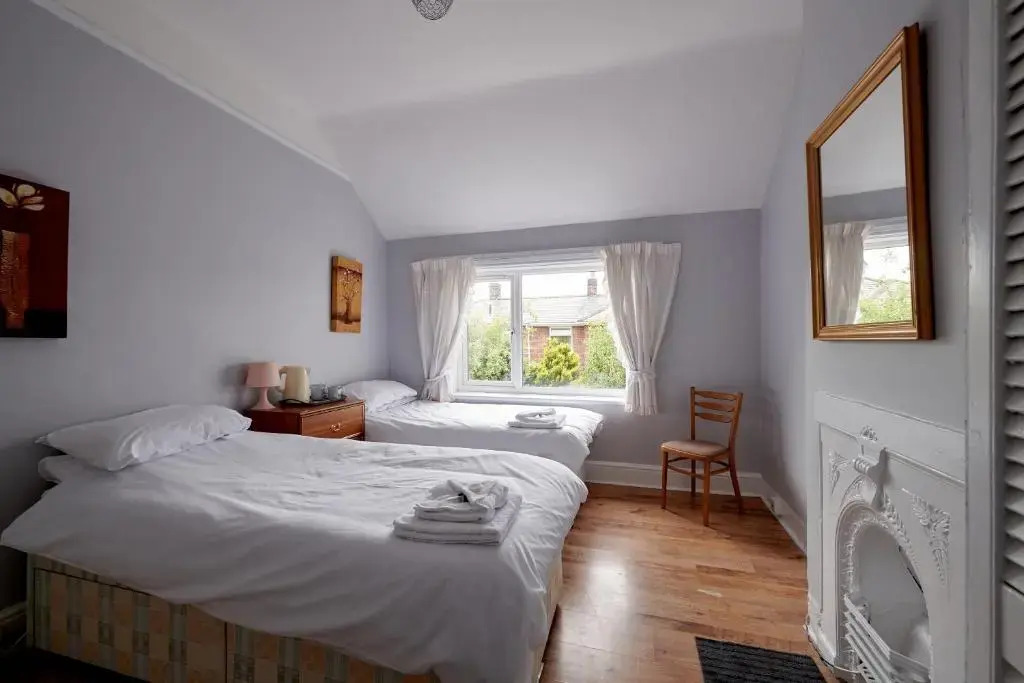 Maintenance, Transport, Medical Teams Bargain, 3 Bed Detached House, Mold, Sleeps 1 to 5