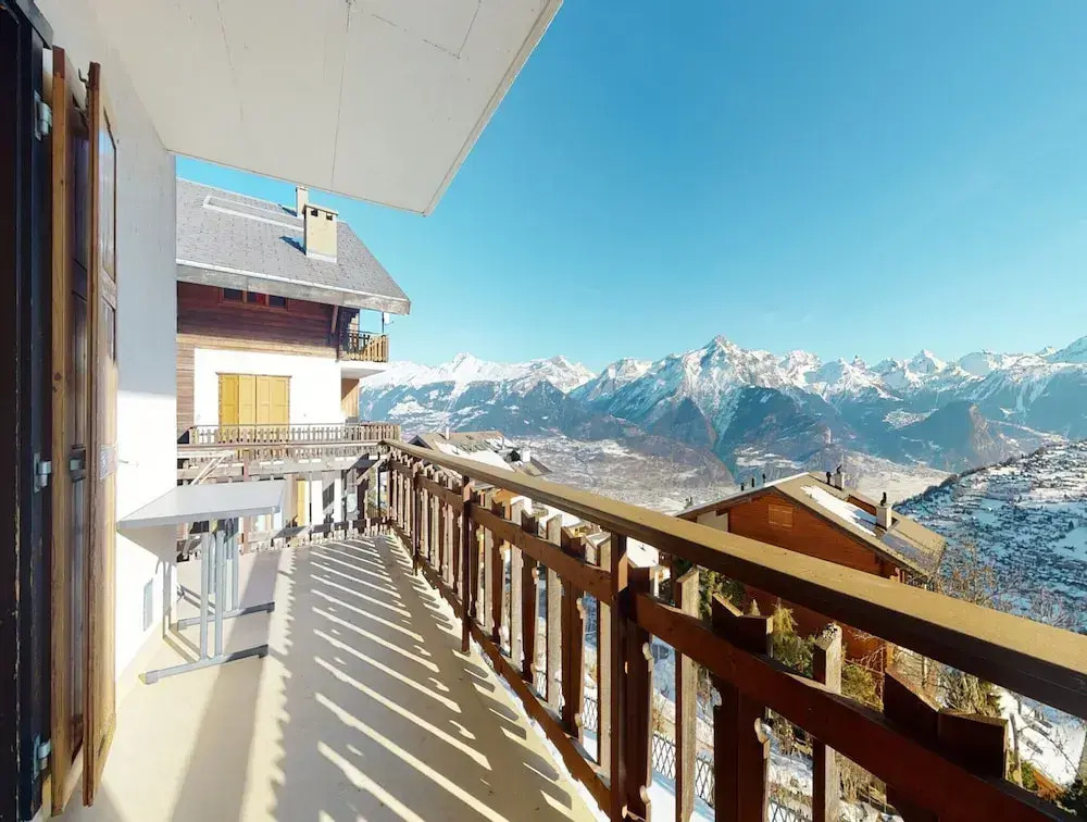 Apartment With Balcony and Mountains