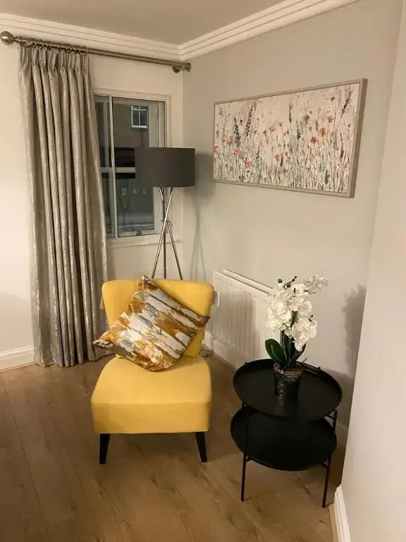 GS - Luxury, modern town centre, 2 beds, free parking for one vehicle