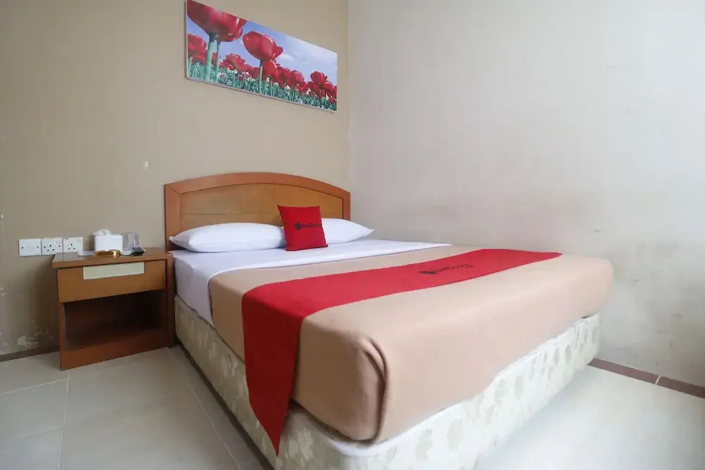RedDoorz Plus near Gold Coast Ferry Terminal Batam