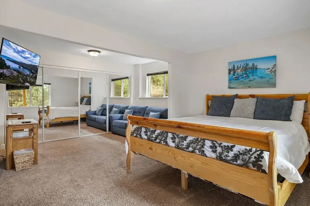 Hall Court Manor - Hot Tub, Pet Friendly, Pool Table!