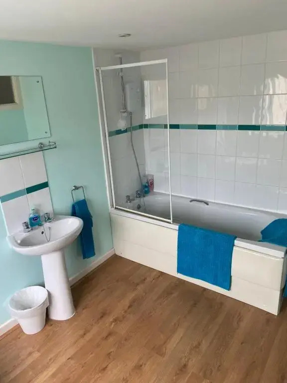 Cosy 3-bedroom house, stones throw to beach
