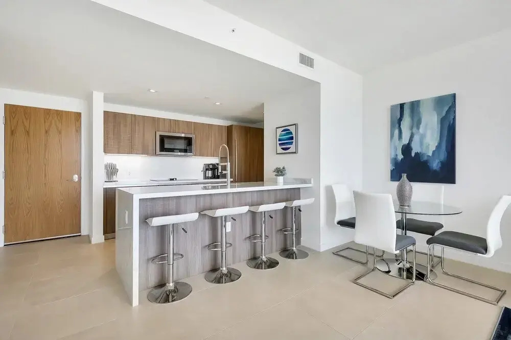 Top Fort Lauderdale Condo 9th Floor - Private and Sanitized, Hotel Amenities, Free Parking for Stays Over 27 Days, 400 ft From the Beach. Hosted by Super Host!