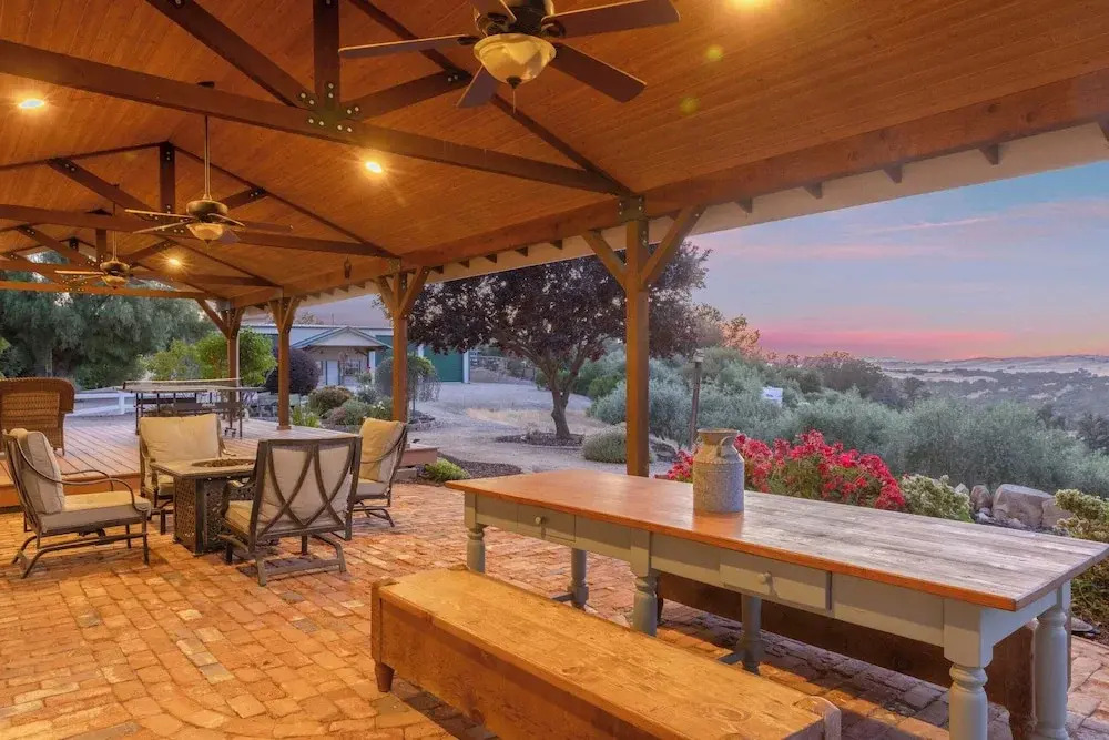 4.5 Acre Secluded Ranch w/ Panoramic Views Fire Pit Olive Ranch by Avantstay