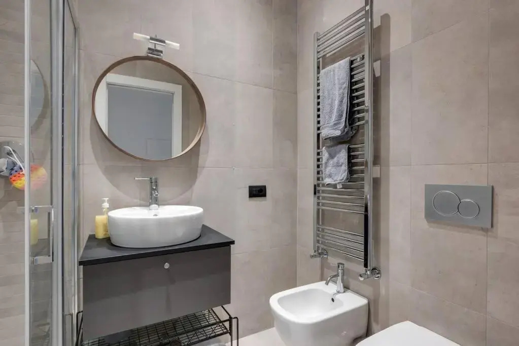 Easylife - L abbraccio dell affascinante P Romana