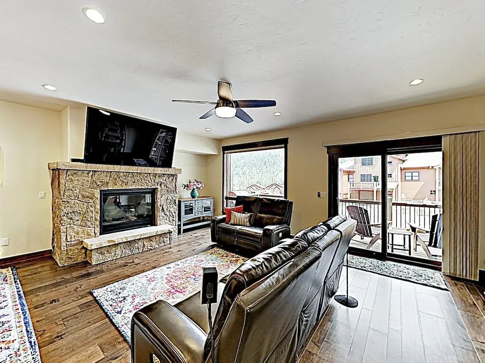 New W/pool & Private Hot Tub, Walk To Gondola 3 Bedroom Townhouse