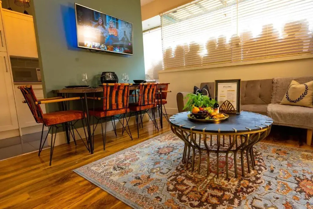 Luxury City Centre Getaway - Prime Location Sleeps 7!