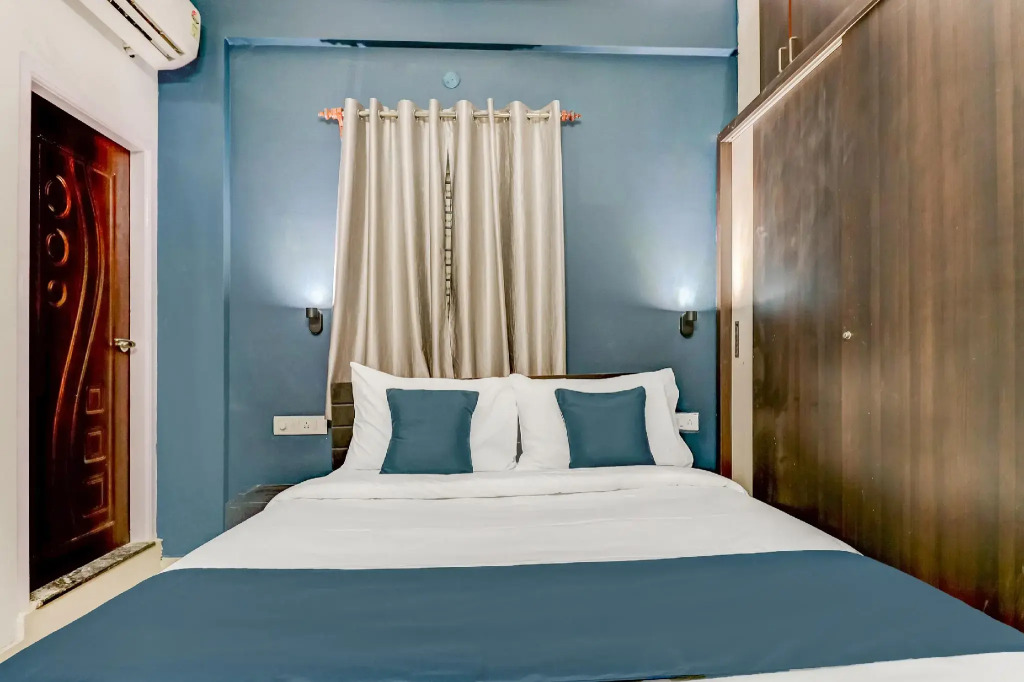 OYO Silverkey Executive Stays,24047 Airport