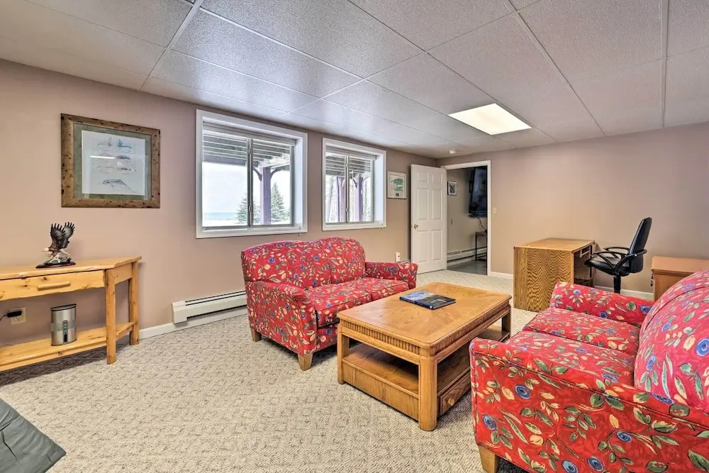 Spacious Lakefront Home w/ Sunroom & Bar