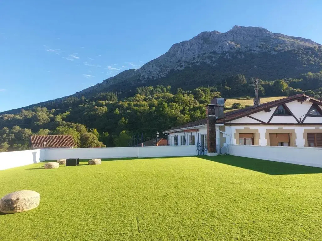 Uxarte -Alojamiento, restaurante y piscinas