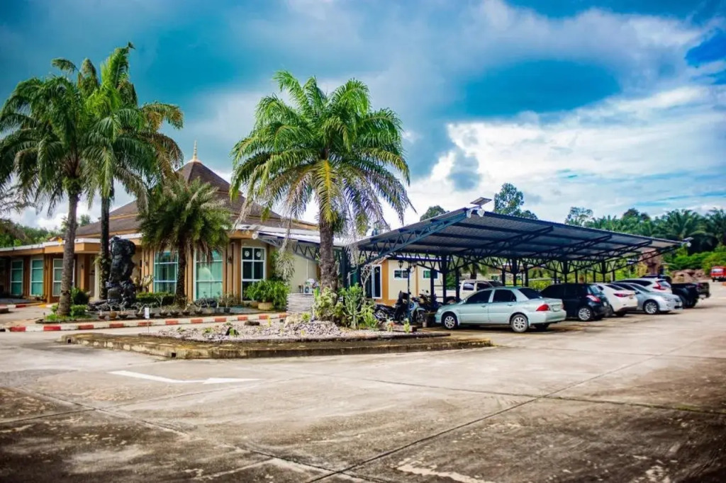 Saline Hot Spring Resort นำ้พุร้อนเค็ม รีสอร์ท