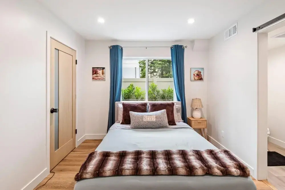 Stylish Sherman Oaks Townhouse W/ 3 Master Suites