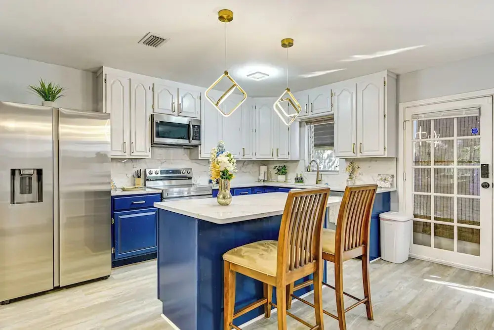 3 Mi to Usf: Chic Home w/ Yard in Tampa!