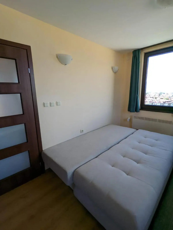 Stylish 2BD Apartment with Panoramic Mountain View