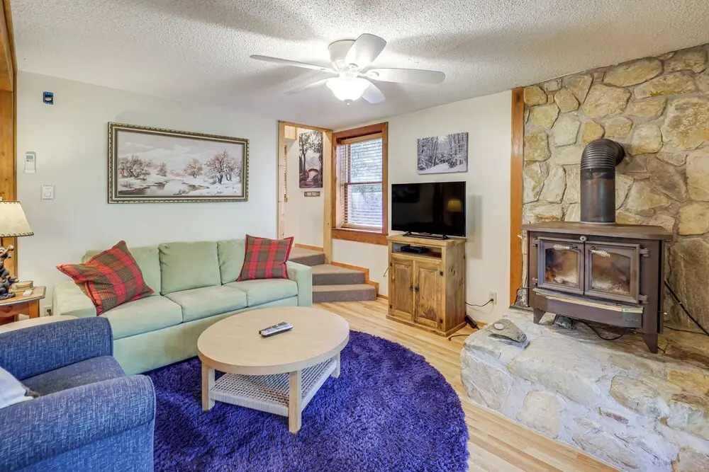 Wooded Cabin w/ 2 Decks on Golf Course in Newland!