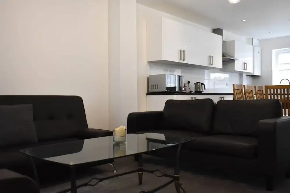 Modern Open Plan 5 Bedroom Home With Garden