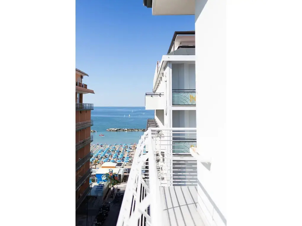 Universal Hotel & Homes
