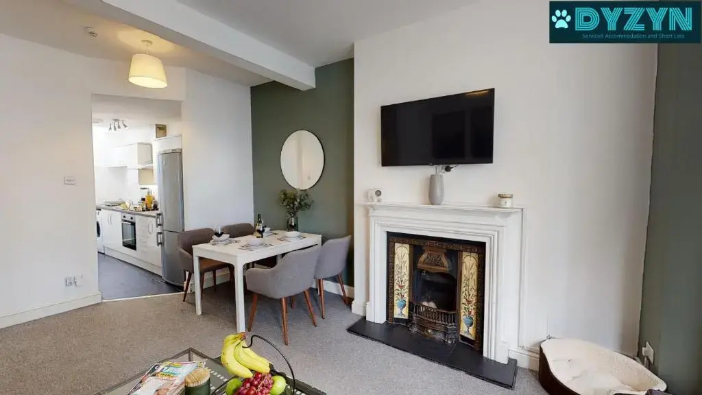 Taff Towers - Deluxe 2 Bed Cardiff City Center Apartment - Street Parking - By DYZYN