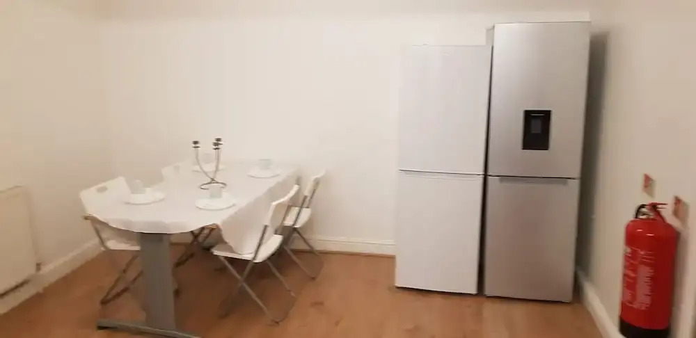 Immaculate 6-bed House in Luton Near Town Center