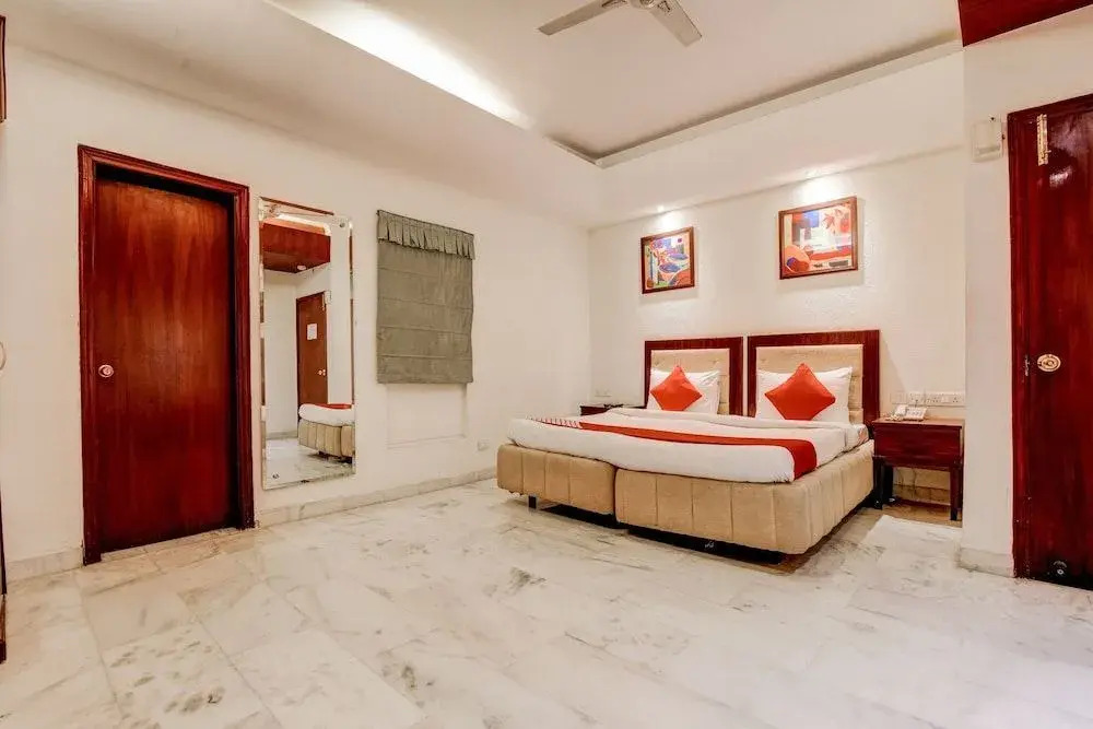 OYO 39725 Hotel Regent Continental