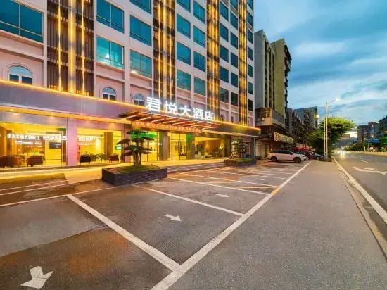 Monarch Hotel