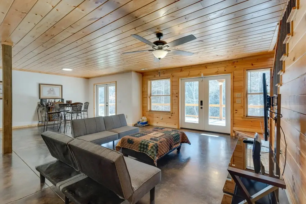 Gorgeous Murphy Cabin w/ Large Deck: 2 Mi to Dtwn!