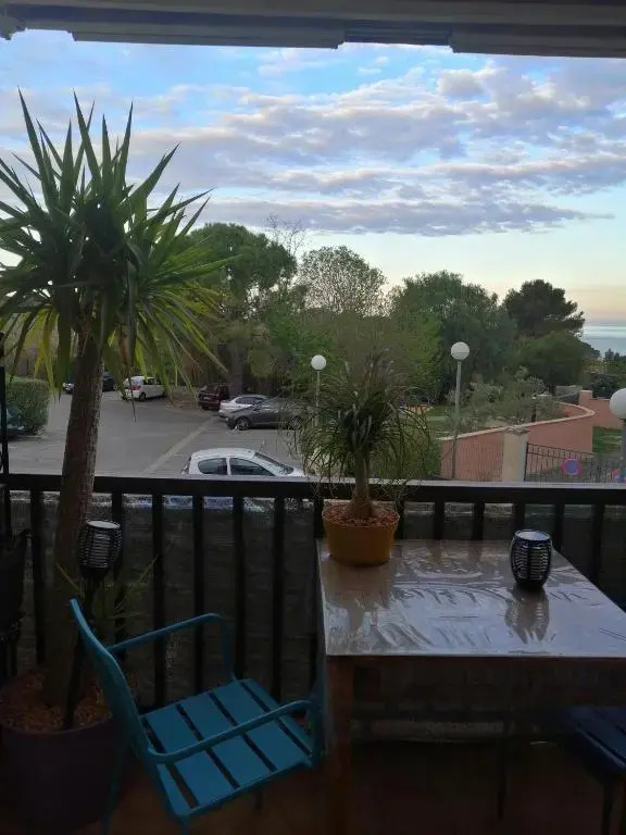 Sanary les gorguettes, studio avec terrasse vue mer