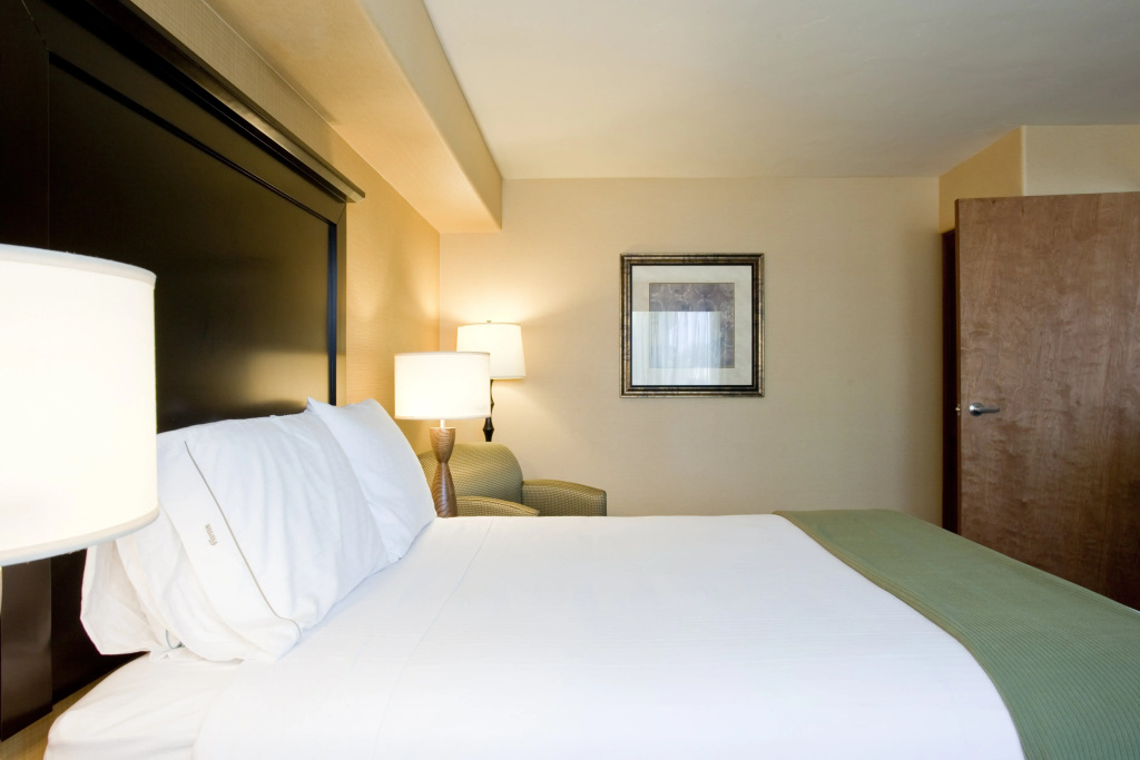 Holiday Inn Express & Suites Woodland Hills by IHG